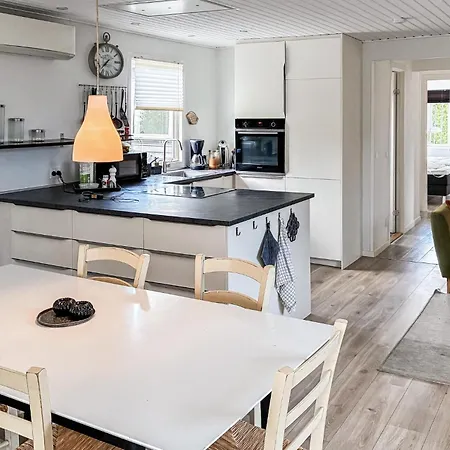 4 Bedroom Awesome In Vaeggerlose بيت للعطل