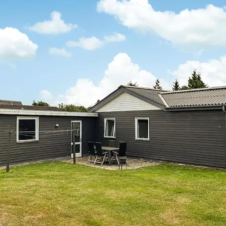 4 Bedroom Awesome In Vaeggerlose Bøtø By
